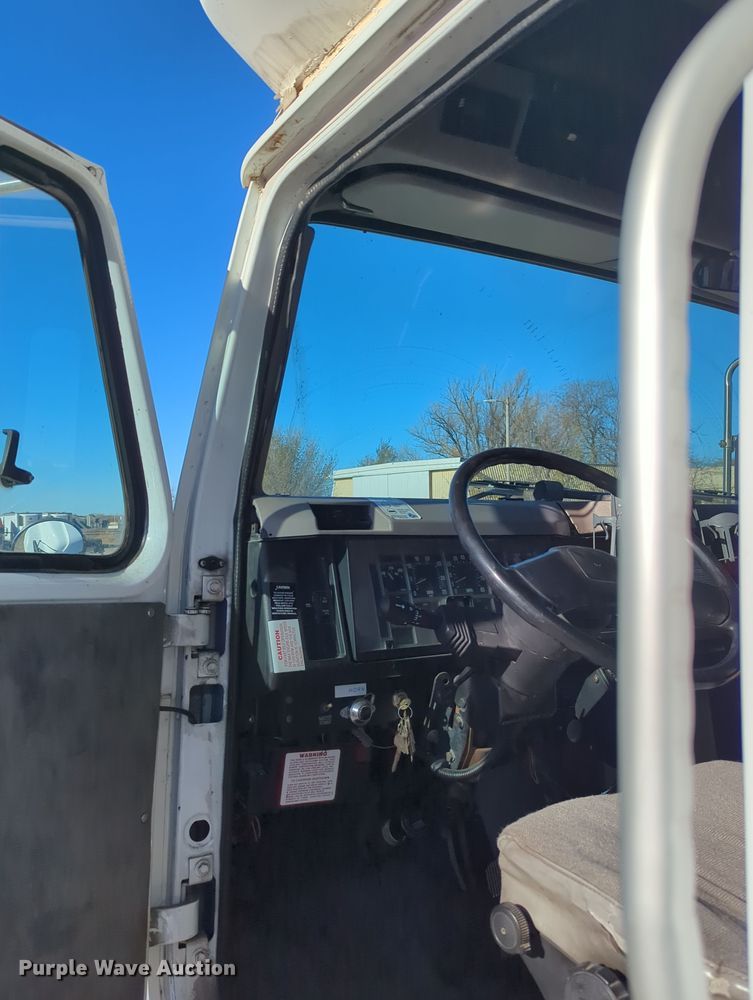 image for item OD9060 2002 International 3400  shuttle bus