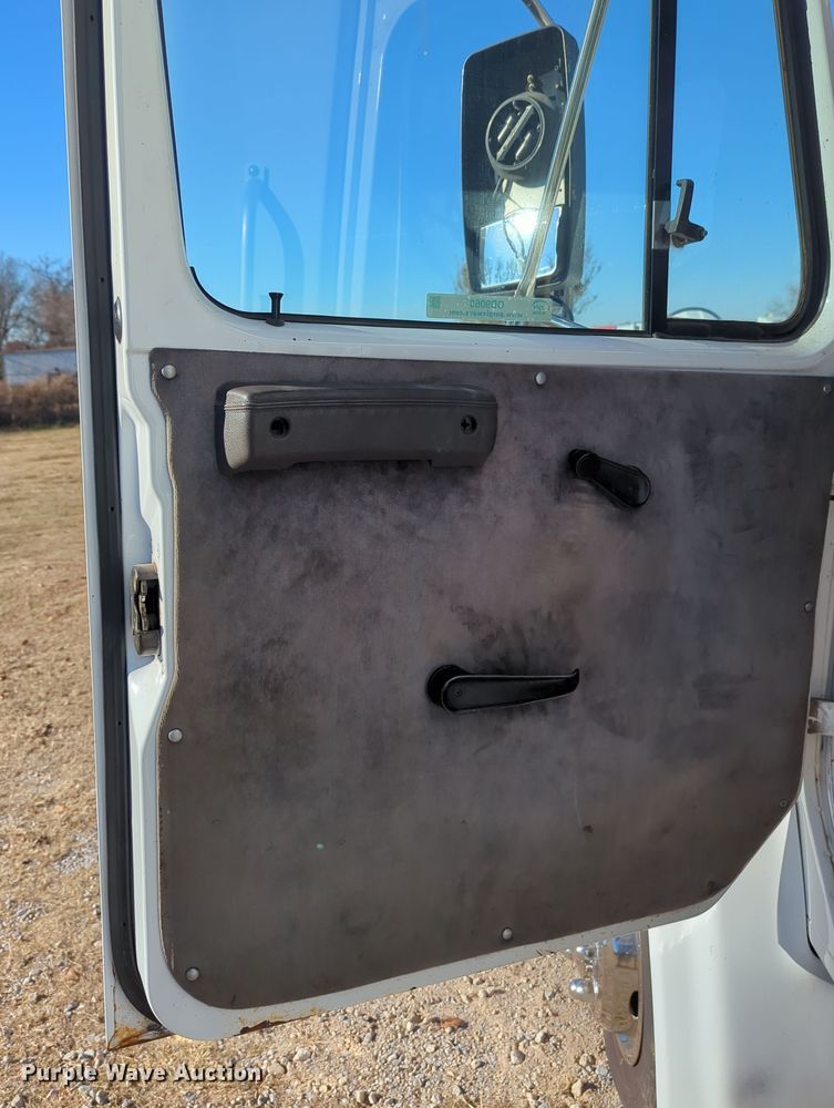 image for item OD9060 2002 International 3400  shuttle bus