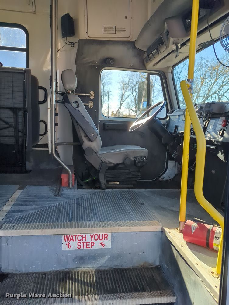 image for item OD9060 2002 International 3400  shuttle bus