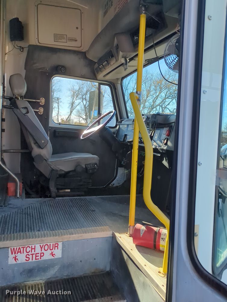 image for item OD9060 2002 International 3400  shuttle bus