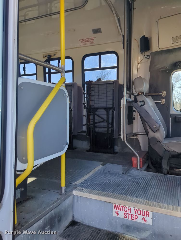 image for item OD9060 2002 International 3400  shuttle bus