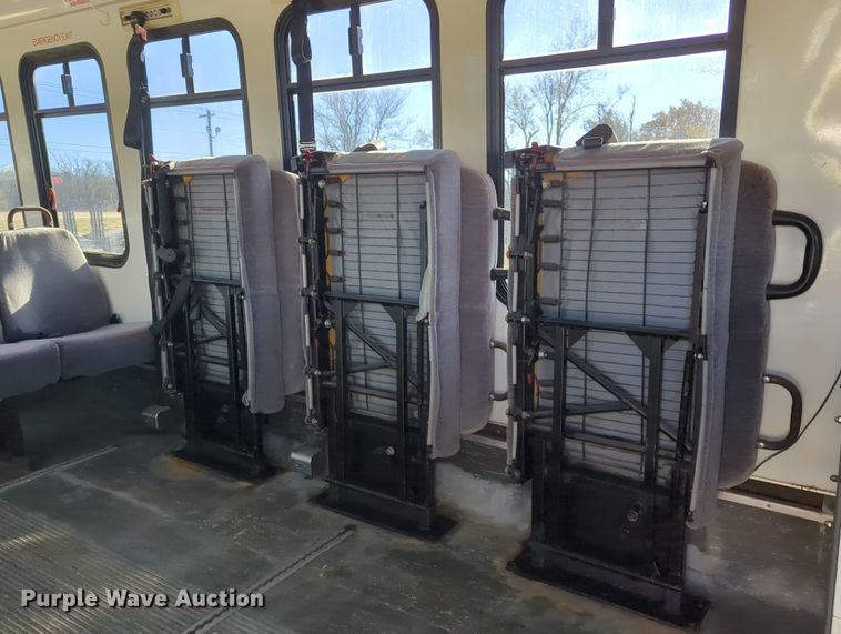 image for item OD9060 2002 International 3400  shuttle bus