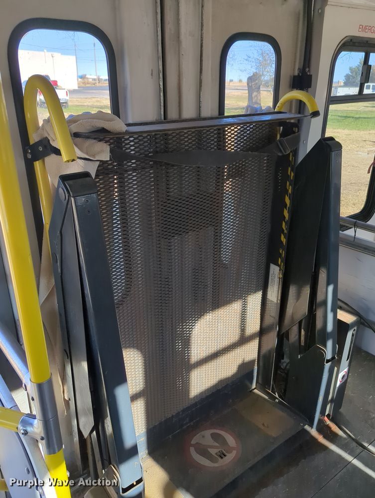 image for item OD9060 2002 International 3400  shuttle bus