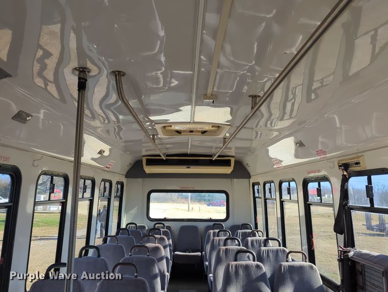 image for item OD9060 2002 International 3400  shuttle bus