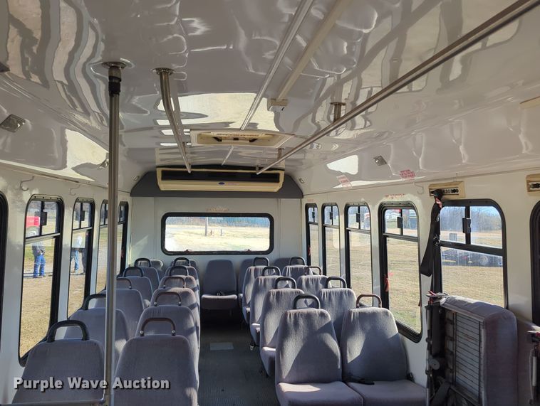 image for item OD9060 2002 International 3400  shuttle bus