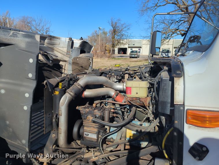 image for item OD9060 2002 International 3400  shuttle bus