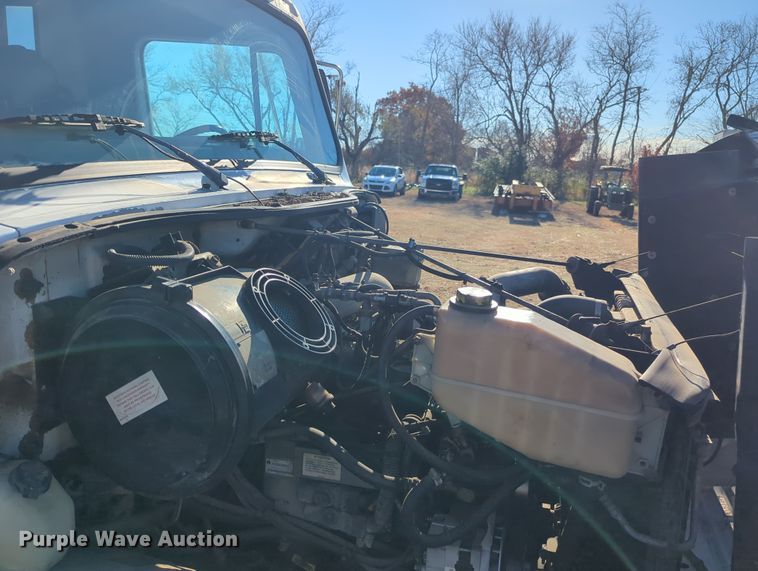 image for item OD9060 2002 International 3400  shuttle bus