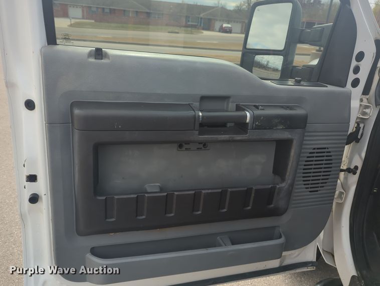 image for item OL9187 2016 Ford F350 Super Duty  flatbed pickup truck