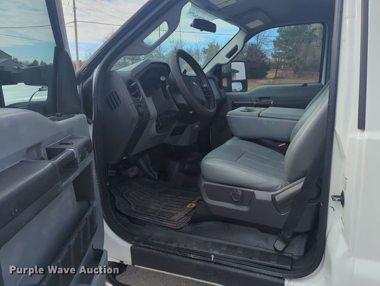 image for item OL9187 2016 Ford F350 Super Duty  flatbed pickup truck