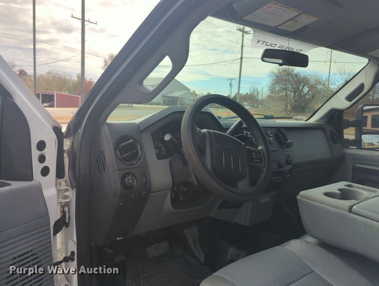 image for item OL9187 2016 Ford F350 Super Duty  flatbed pickup truck