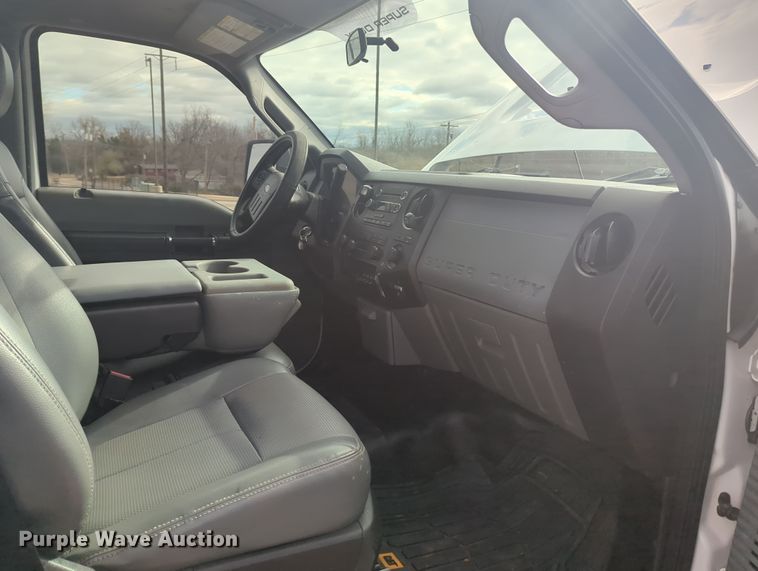 image for item OL9187 2016 Ford F350 Super Duty  flatbed pickup truck