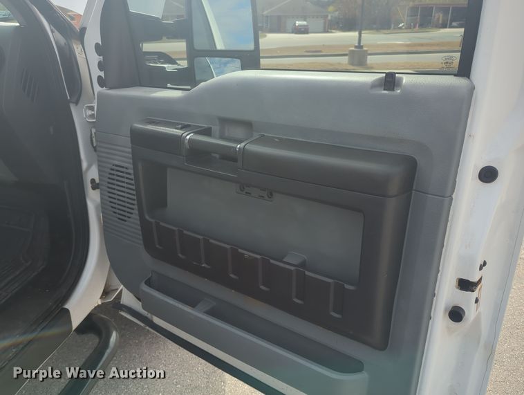 image for item OL9187 2016 Ford F350 Super Duty  flatbed pickup truck