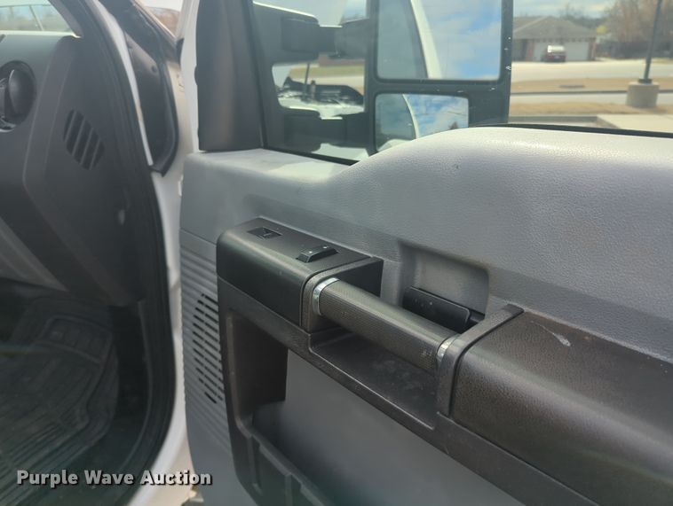 image for item OL9187 2016 Ford F350 Super Duty  flatbed pickup truck