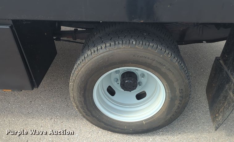 image for item OL9187 2016 Ford F350 Super Duty  flatbed pickup truck