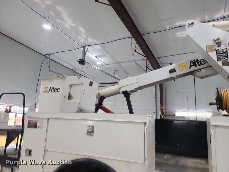 image for item DK4144 2006 Freightliner M2 Business Class  bucket truck