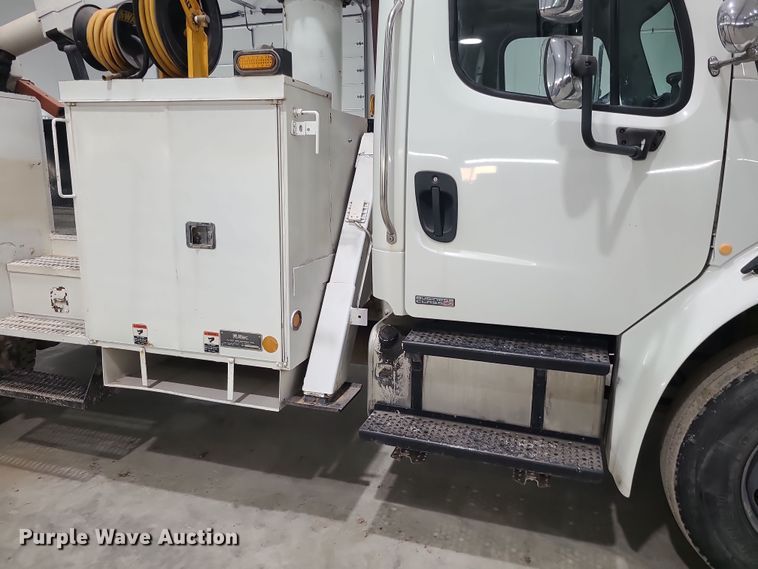 image for item DK4144 2006 Freightliner M2 Business Class  bucket truck