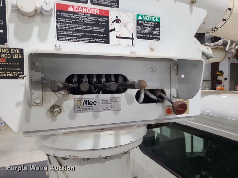 image for item DK4144 2006 Freightliner M2 Business Class  bucket truck