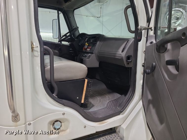 image for item DK4144 2006 Freightliner M2 Business Class  bucket truck