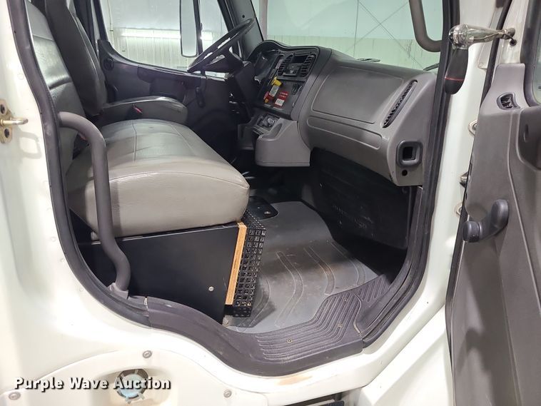 image for item DK4144 2006 Freightliner M2 Business Class  bucket truck