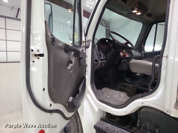 image for item DK4144 2006 Freightliner M2 Business Class  bucket truck