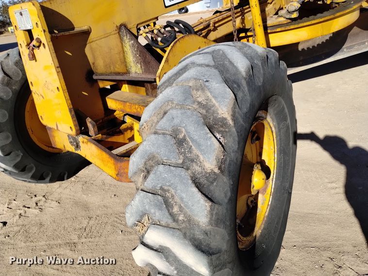 image for item DK8882 1972 Champion D-560  rigid frame motor grader