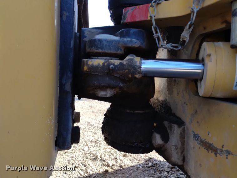 image for item DK8943 2017 Caterpillar CB34B  double drum vibratory roller