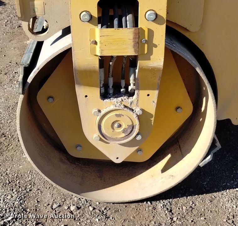 image for item DK8943 2017 Caterpillar CB34B  double drum vibratory roller