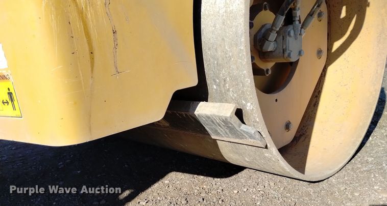 image for item DK8943 2017 Caterpillar CB34B  double drum vibratory roller