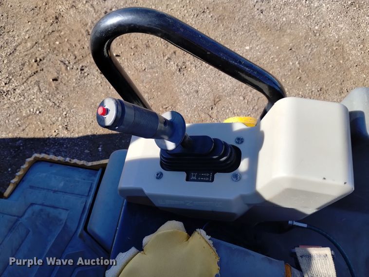 image for item DK8943 2017 Caterpillar CB34B  double drum vibratory roller