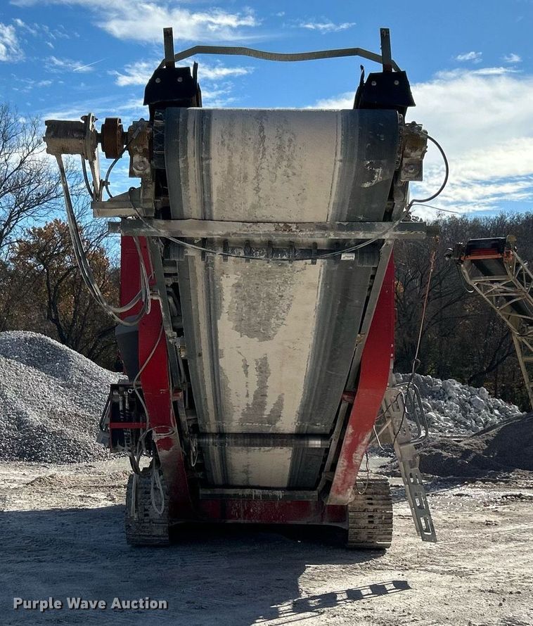 image for item DL7142 2016 Striker Crushing & Screening H5400  crusher