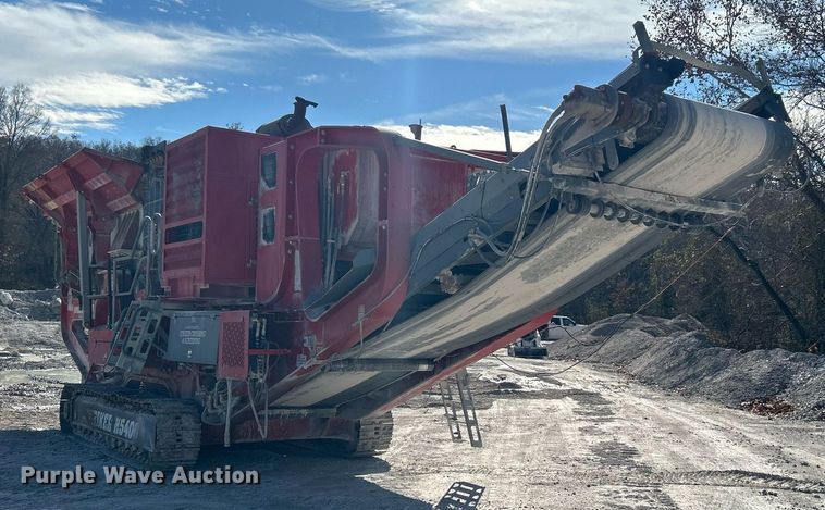 image for item DL7142 2016 Striker Crushing & Screening H5400  crusher