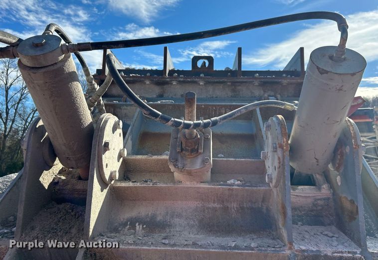 image for item DL7142 2016 Striker Crushing & Screening H5400  crusher