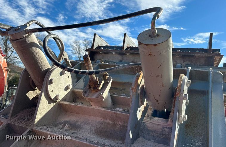 image for item DL7142 2016 Striker Crushing & Screening H5400  crusher