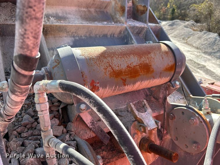 image for item DL7142 2016 Striker Crushing & Screening H5400  crusher