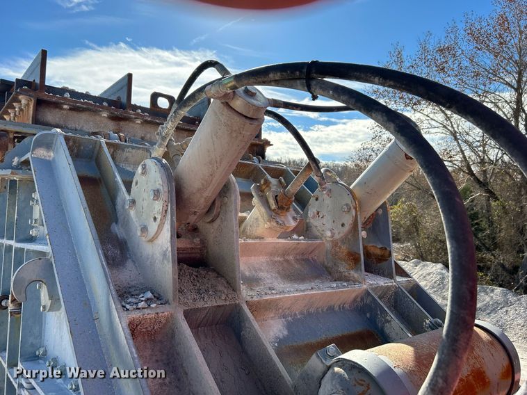 image for item DL7142 2016 Striker Crushing & Screening H5400  crusher