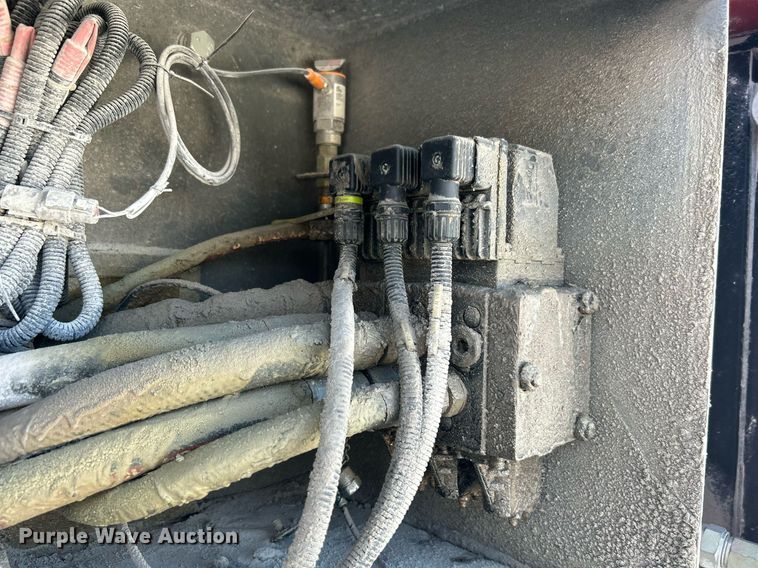 image for item DL7142 2016 Striker Crushing & Screening H5400  crusher