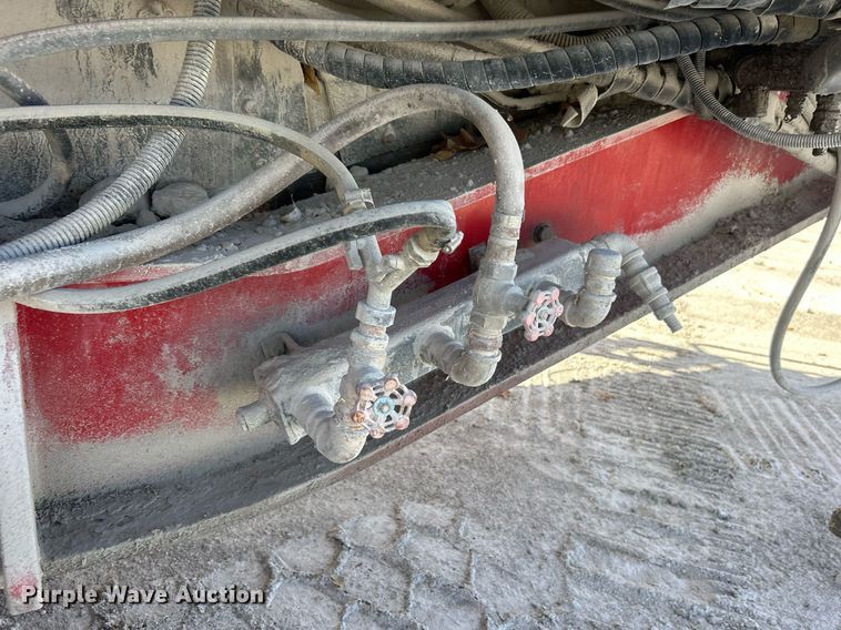 image for item DL7142 2016 Striker Crushing & Screening H5400  crusher