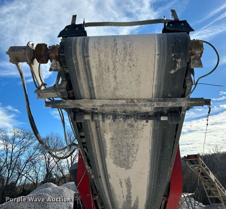 image for item DL7142 2016 Striker Crushing & Screening H5400  crusher