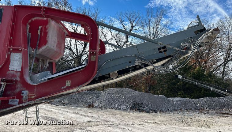 image for item DL7142 2016 Striker Crushing & Screening H5400  crusher