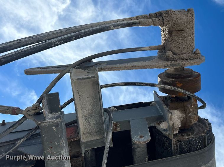 image for item DL7142 2016 Striker Crushing & Screening H5400  crusher