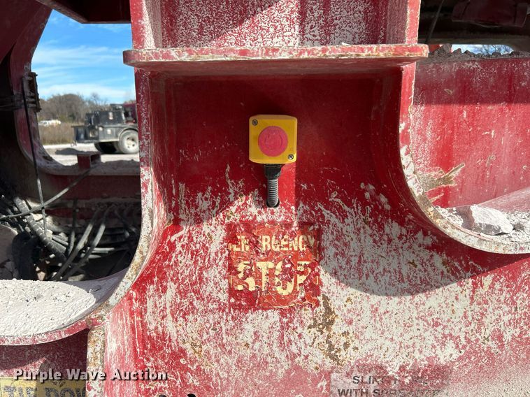 image for item DL7142 2016 Striker Crushing & Screening H5400  crusher