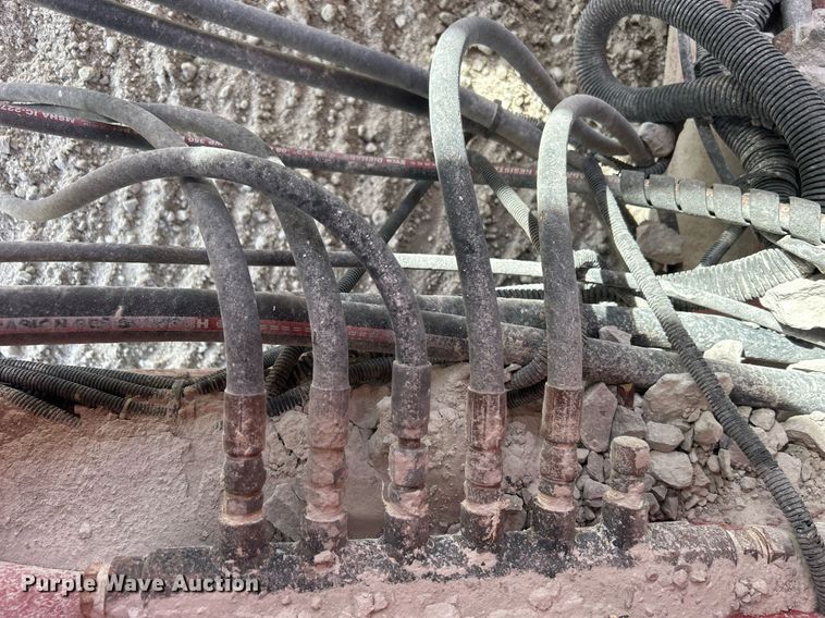 image for item DL7142 2016 Striker Crushing & Screening H5400  crusher