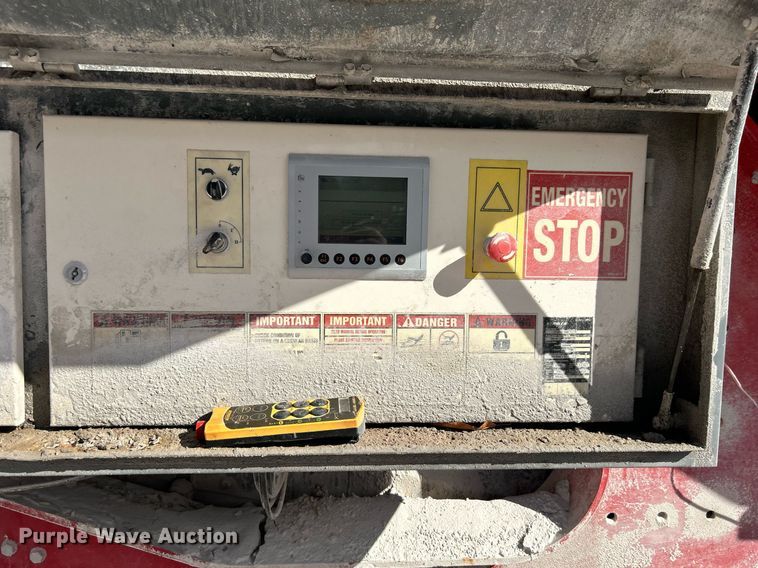 image for item DL7142 2016 Striker Crushing & Screening H5400  crusher