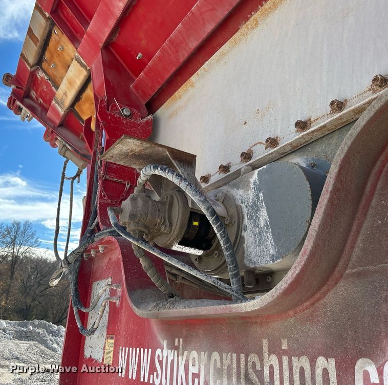 image for item DL7142 2016 Striker Crushing & Screening H5400  crusher
