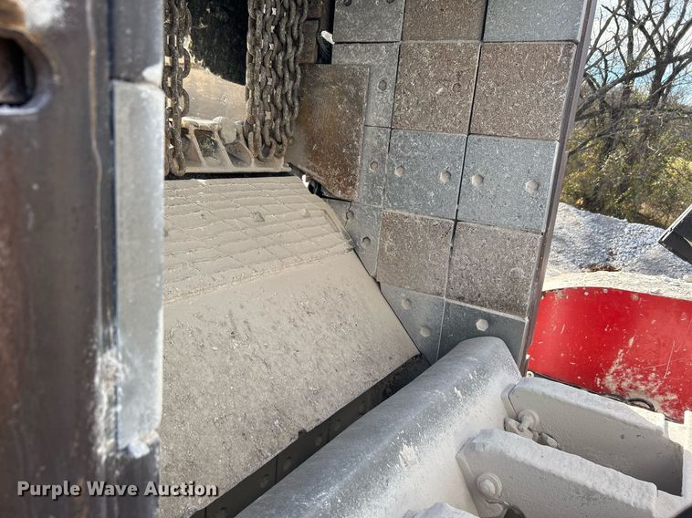 image for item DL7142 2016 Striker Crushing & Screening H5400  crusher