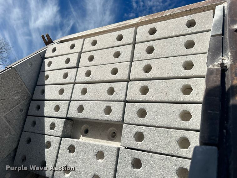 image for item DL7142 2016 Striker Crushing & Screening H5400  crusher