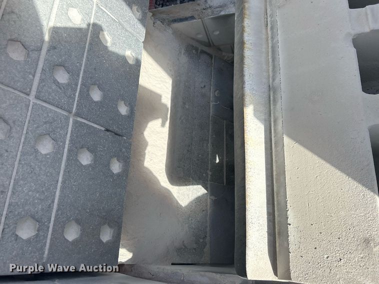 image for item DL7142 2016 Striker Crushing & Screening H5400  crusher