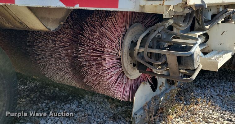 image for item DL7752 1992 Elgin Pelican Series P  street sweeper truck