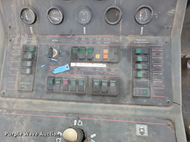 image for item DL7752 1992 Elgin Pelican Series P  street sweeper truck