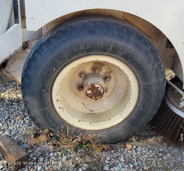 image for item DL7752 1992 Elgin Pelican Series P  street sweeper truck